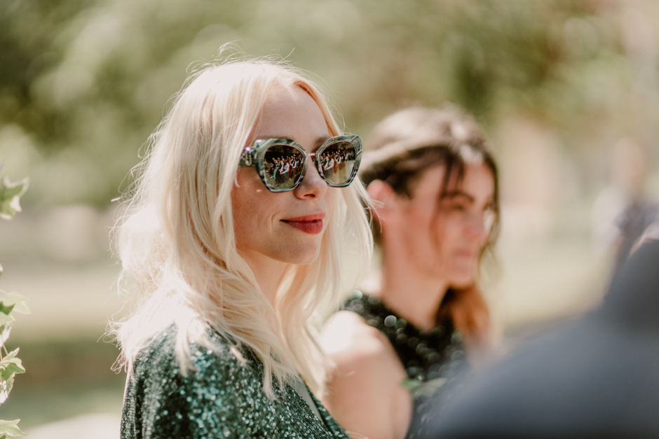 Portrait d'une invité extravagante à un mariage en Provence