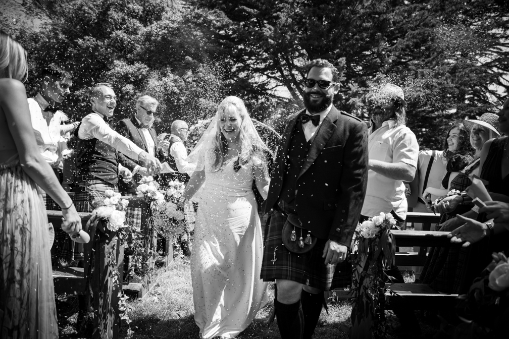 Cérémonie laïque lors d'un mariage en kilt au domaine de Tourris, au Revest-les-Eaux