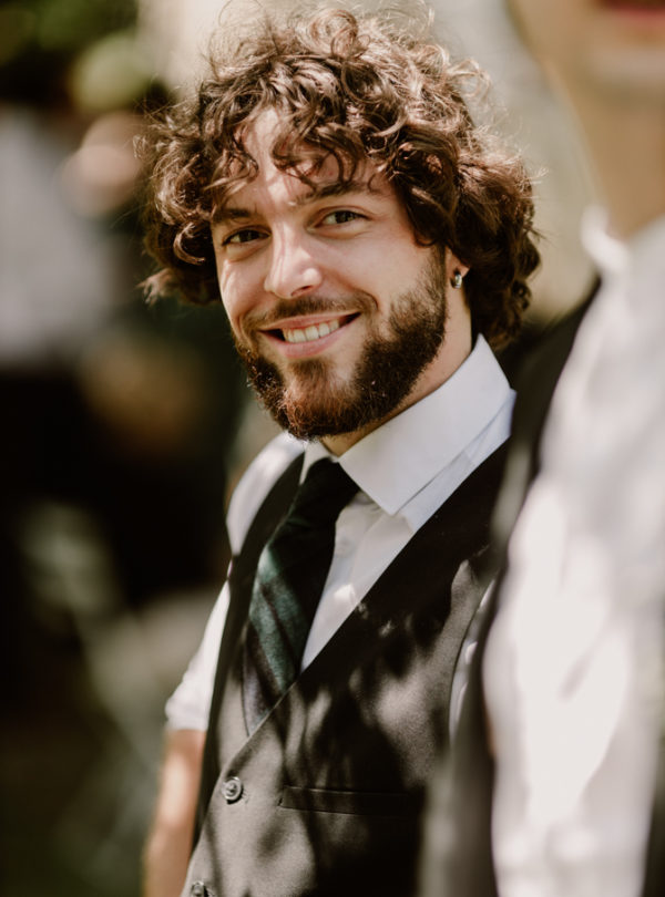 Portrait d'un invité souriant pendant un mariage au Domaine de Tourris