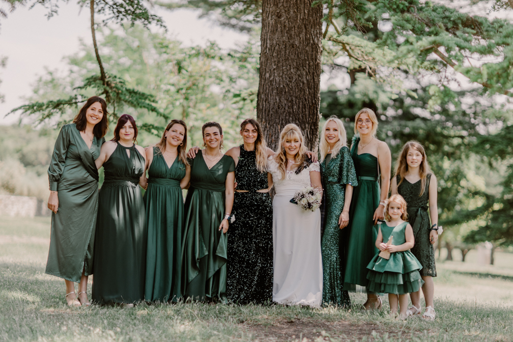 Photo de groupe au domaine de Tourris pendant un mariage