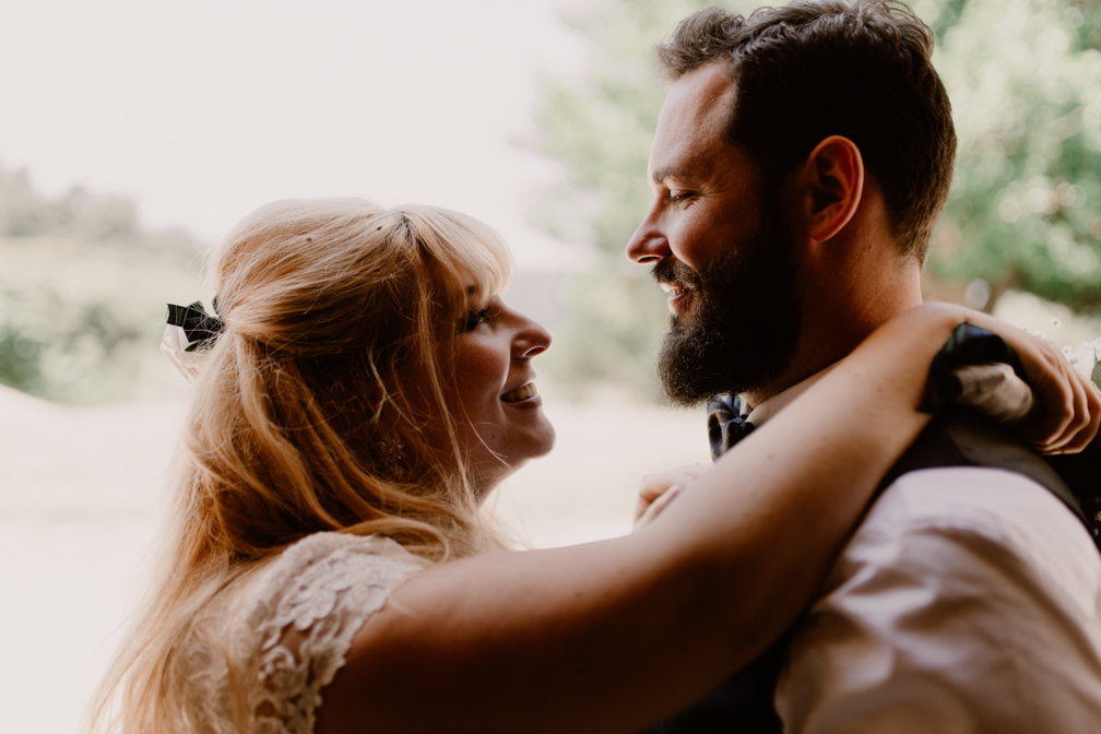 Séance couple lors d'un mariage à Tourris