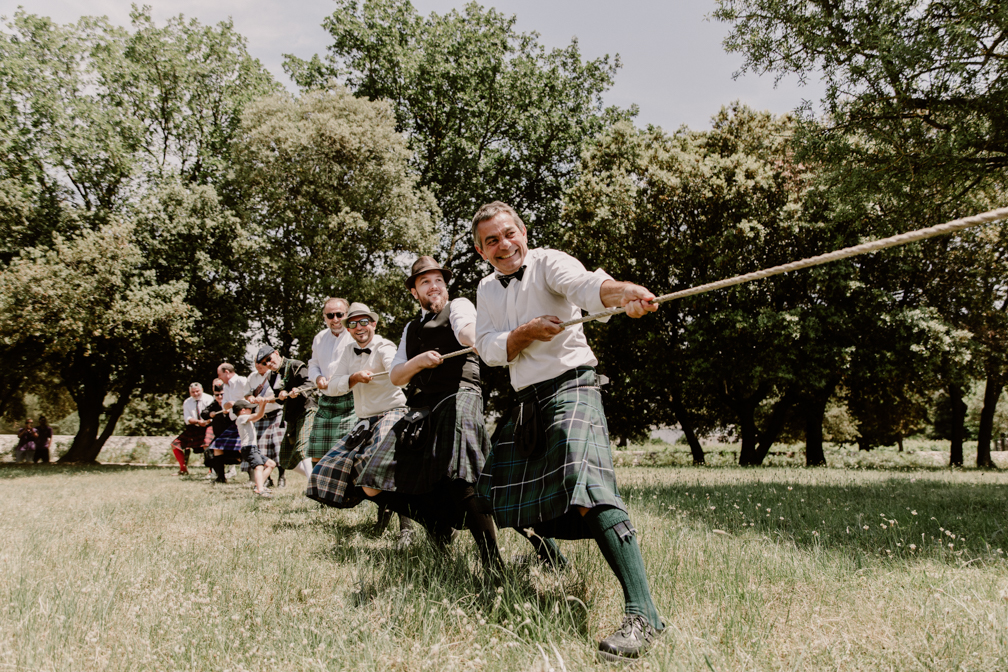 Tir à la corde lors d'un mariage en kilt au Domaine de Tourris au Revest