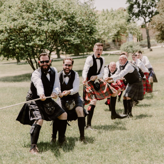Jeu du tir à la corde lors d'un mariage écossais au Domaine de Tourris au Revest