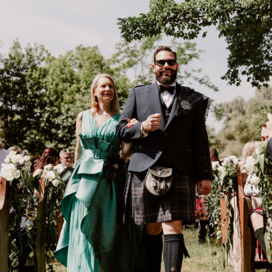 Allée d'une cérémonie laïque avec un marié en kilt au domaine de Tourris, au Revest-les-Eaux
