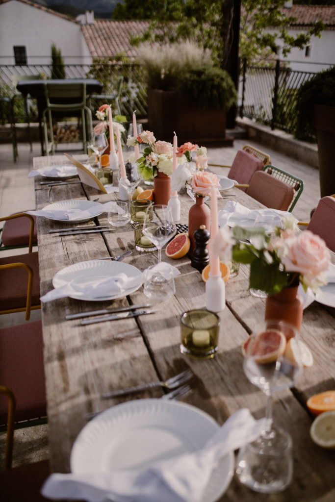 Décoration détaillée d'une table pour un mariage à l'Ultimate Provence