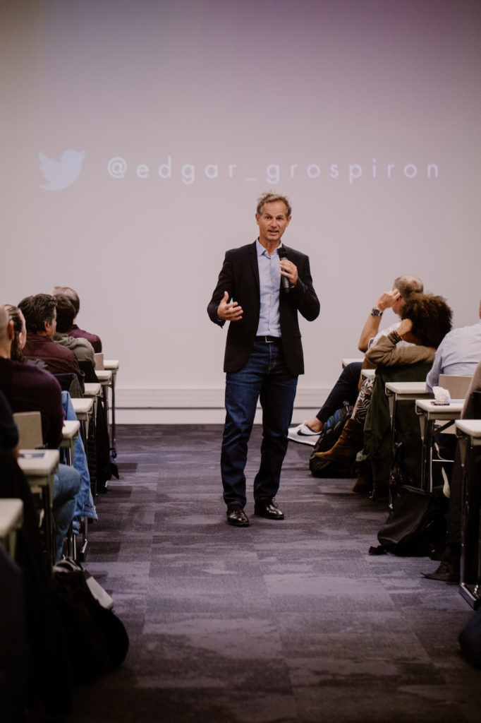 Edgar Grospiron parle lors d'un séminaire d'entreprise