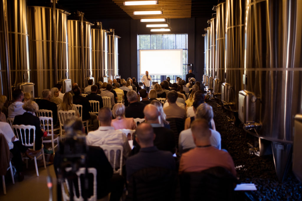 Séminaire dans la salle des cuves au domaine de l'Ultimate Provence