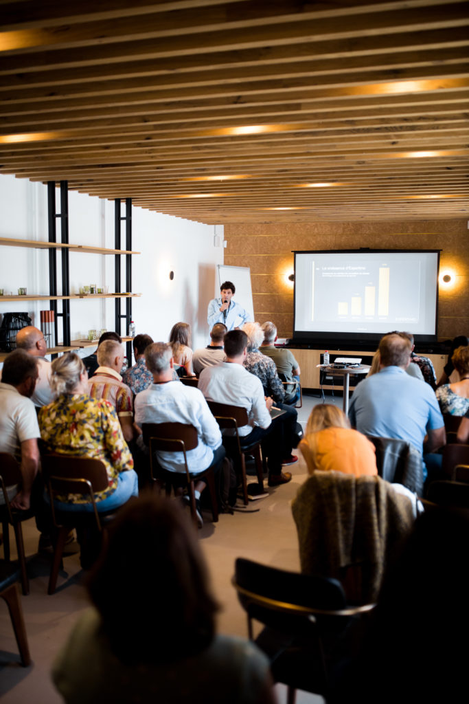 Un intervenant parle d'un séminaire d'entreprise à l'Ultimate Provence