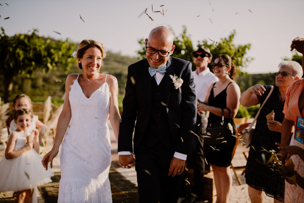 Des mariés après leur cérémonie laïque au Domaine de la Bouverie pris en photo par The Birdies