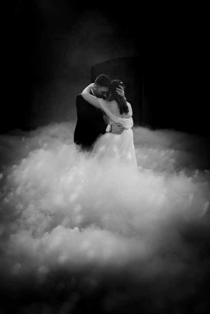 photo d'un couple de marié lors de leur première danse au château de roquefeuille