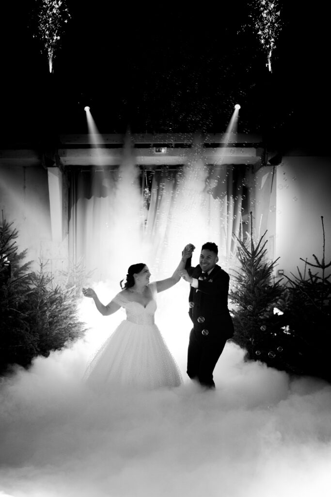 photo en noir et blanc d'un mariage au chateau de roquefeuille