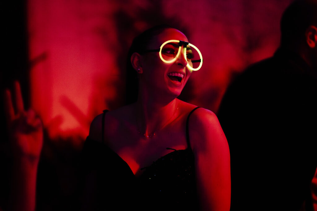 photo d'invitée avec des lunettes néons au domaine de roquefeuille