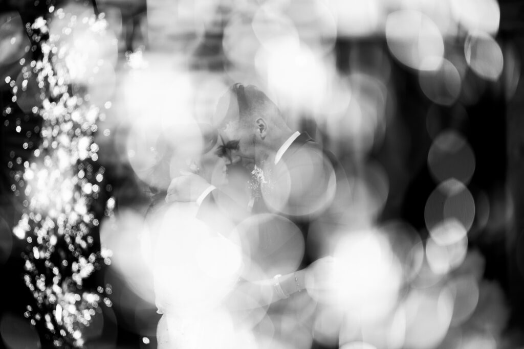 photo en noir et blanc d'un mariage au domaine de roquefeuille