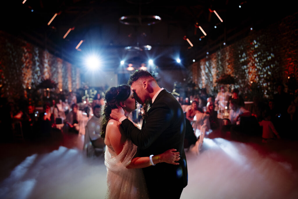 photo d'un couple de mariés qui dansent au château de roquefeuille