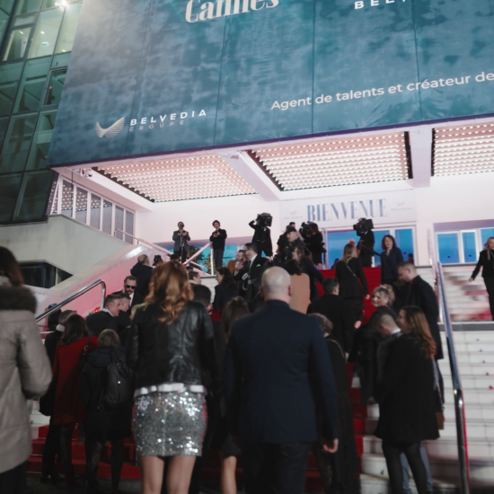Montée des marches d'invités lors d'une soirée à Cannes