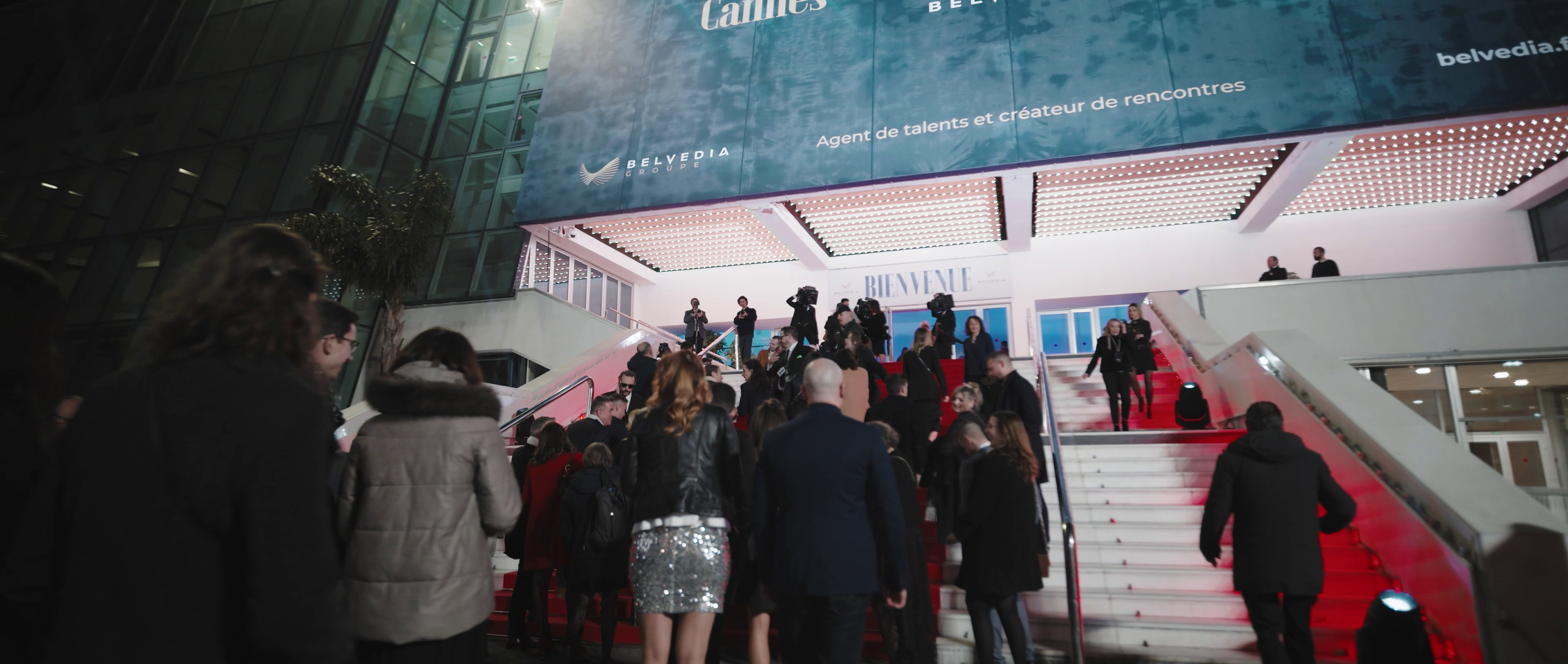 Montée des marches d'invités lors d'une soirée à Cannes